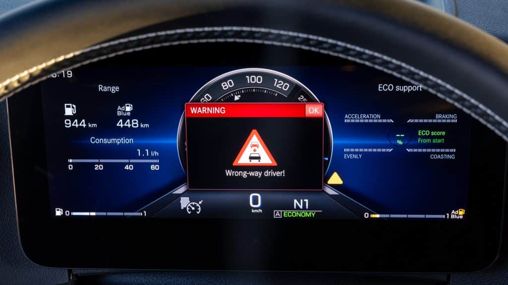 Das Connected Traffic Warning System kann dazu beitragen, die Sicherheit im Straßenverkehr durch die Erkennung und Weitergabe von Gefahrenwarnungen an Fahrzeuge in naher Umgebung zu verbessern.