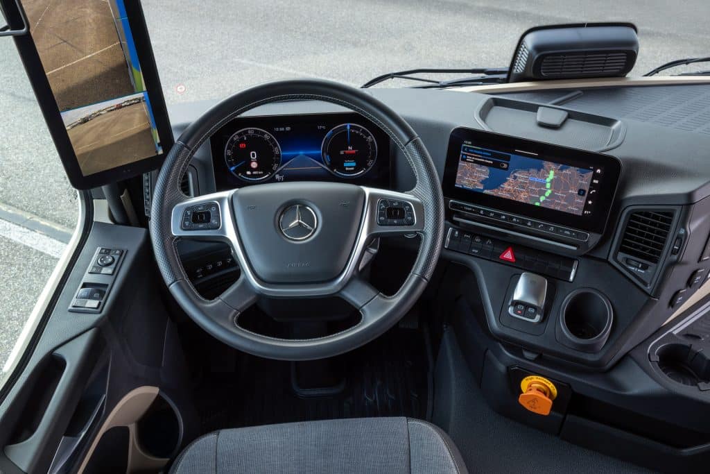 Das Multimedia Cockpit Interactive 2 wird sowohl in der ProCabin als auch im L-Fahrerhaus serienmäßig verbaut.